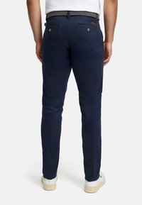 Pantaloni chino bleumarin din bumbac moale, cu croială ajustată, două buzunare în spate cu nasturi și o curea texturată cu model.