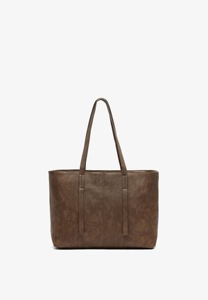Bolso tote de imitación de cuero marrón con dos asas largas, forma rectangular, superficie texturizada y diseño minimalista. Sin herrajes ni acentos visibles.