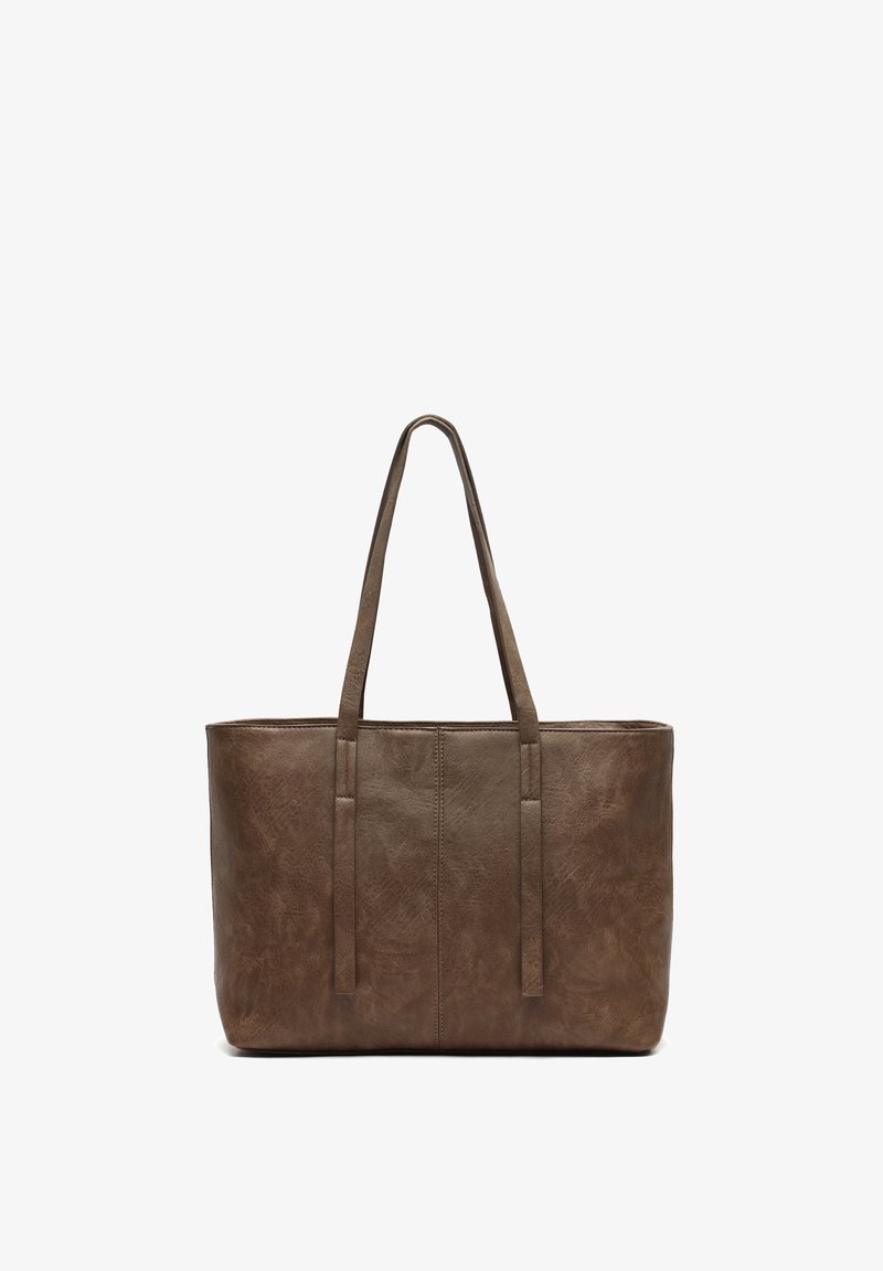 Brun faux læder tote taske med to lange håndtag, rektangulær form, struktureret overflade og minimalistisk design. Ingen synligt hardware eller accenter.
