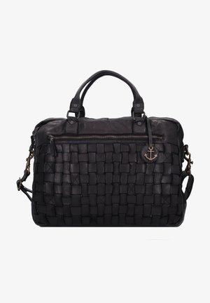 Sac en cuir tressé noir avec deux poignées supérieures, bandoulière amovible, poche zippée à l'avant et pendentif en forme d'ancre. Texture robuste et forme structurée.