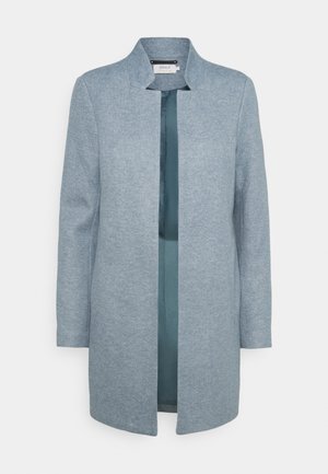 Manteau bleu clair ouvert devant, manches longues, coupe droite et petit col montant, présenté sur un fond blanc uni.