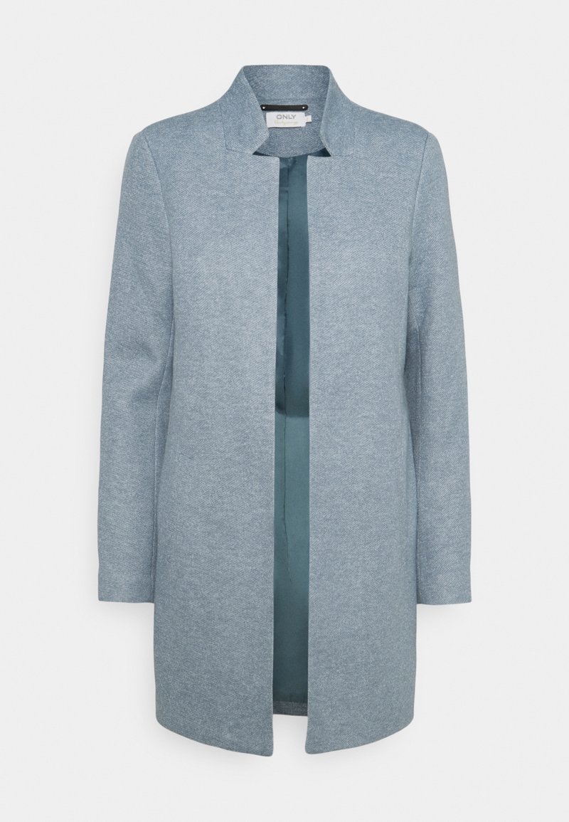 Manteau bleu clair ouvert devant, manches longues, coupe droite et petit col montant, présenté sur un fond blanc uni.