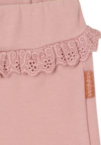 Roze katoenen broek met een kantafwerking in de taille en een klein oranje label aan de zijkant. Zachte textuur en een elastische tailleband voor extra comfort.