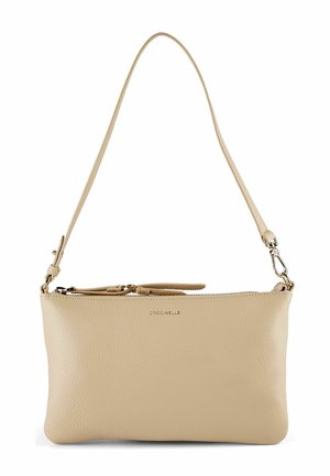 Beige Handgelenktasche aus genarbtem Leder mit Reißverschluss und abnehmbarem Riemen, in der Mitte mit kleinem goldfarbenem "Coccinelle"-Logo versehen.