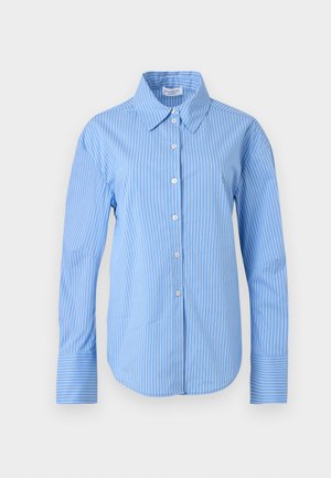 Blå og hvid langærmet skjorte med lodrette striber, knapper foran, spids krave og brede manchetter.