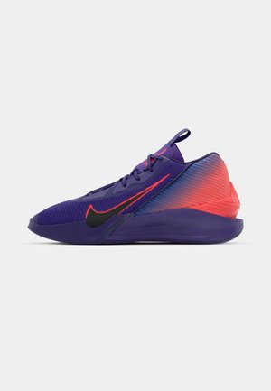 Lilla Nike sneakers med gradientrød og blå hæl, der har et tekstureret meshmateriale og et sort swoosh-logo på siden.