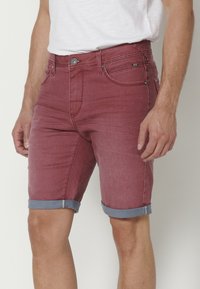 Koroshi BERMUDA STRETCH REGULAR COLORS BERMUDA STRET - Kratke hlače od trapera - granate