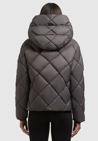 Mørkegrå polstret jakke med et diamantquiltet mønster, høj krave og elastiske manchetter for en tætsiddende pasform. Varme og let i designet.