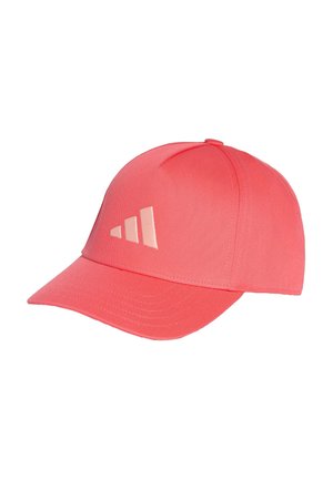 Casquette de baseball rose corail avec une visière incurvée et un logo à trois bandes rose plus clair sur le panneau avant, sur fond blanc.