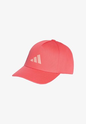 Gorra de béisbol color rosa coral con visera curva y logo de tres franjas en rosa más claro en el panel frontal, sobre fondo blanco.