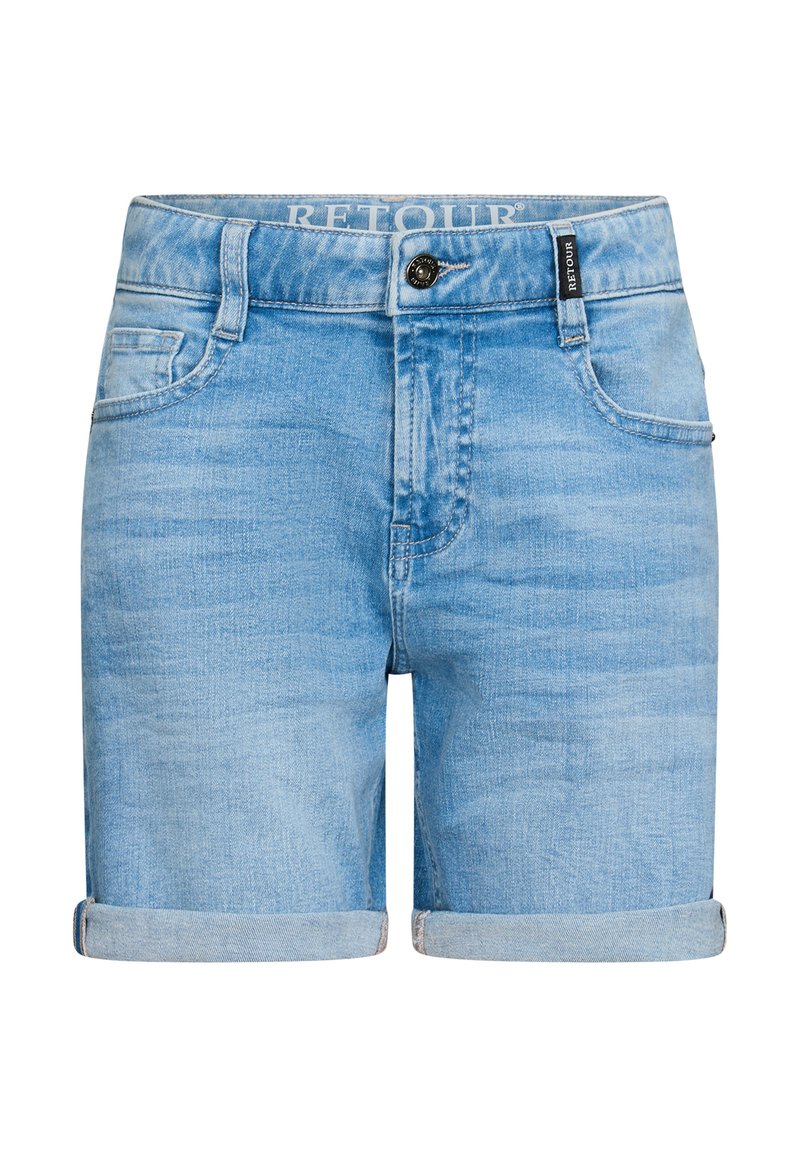Jasnoniebieskie dżinsowe szorty z podwiniętymi nogawkami, zapinane na guziki z przodu, z szlufkami na pasek i kieszeniami z przodu. Gładka tekstura z subtelnym wyblaknięciem.