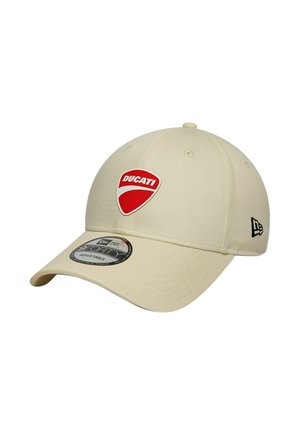 Beżowa regulowana czapka baseballowa z czerwono-białym logo Ducati z przodu i czarnym logo New Era z boku.
