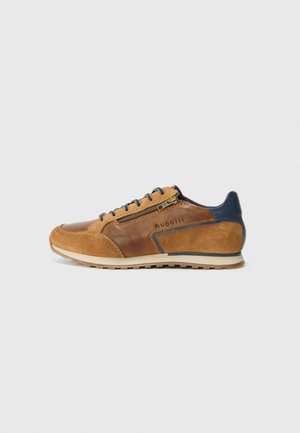 Bruine leren en suède sneakers met een blauwe hiel en accenten, voorzien van veters en ritsen, textuurvlakken en een rubberen zool.