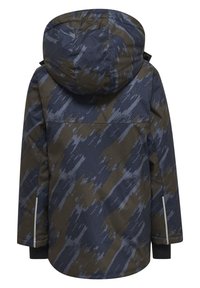 Wasserdichte Jacke mit einem Camouflage-Muster in Blau und Oliv. Verfügt über eine große Kapuze, strukturierten Stoff und reflektierende Akzente an den Ärmeln.