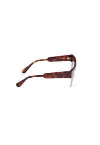 Želvovinové sluneční brýle s obdélníkovými čočkami, tenkými zlatými akcenty a zakřivenými hnědými raménky. Disponují elegantním, moderním designem s lesklým povrchem.