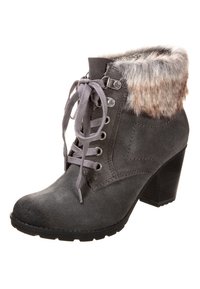 Graue Wildleder-Stiefelette mit einem gefütterten Schaft, ausgestattet mit einer Schnürung, Metallösen und einem blockförmigen Absatz für zusätzliche Höhe.
