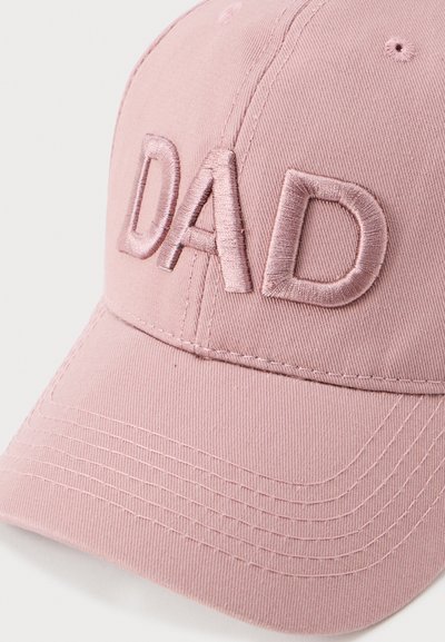 Rožinė medvilninė beisbolo kepurė su siuvinėta "DAD" atitinkančia spalva, su išlenktu kraštu ir tekstūruota medžiaga.