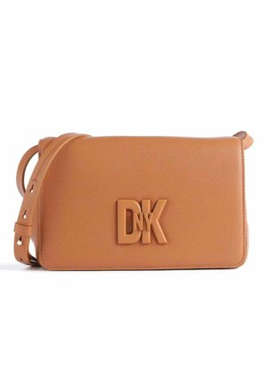 Taschen aus braunem Leder mit strukturierten Oberflächen, auf der Vorderseite mit erhabenem DKNY-Logo und einem verstellbaren Riemen.