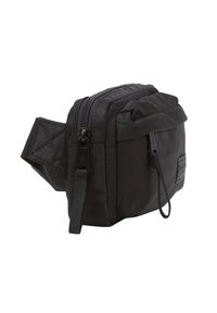 Compact zwart stoffen heuprugzak met dubbele ritscompartimenten en een verstelbare band met stikseldetails.