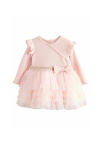 Měkké růžové dlouhé šaty pro batole s volány na ramenou, vrstvenou tylovou sukní, mašlí v pase a drobným tečkovaným vzorem na vršku.