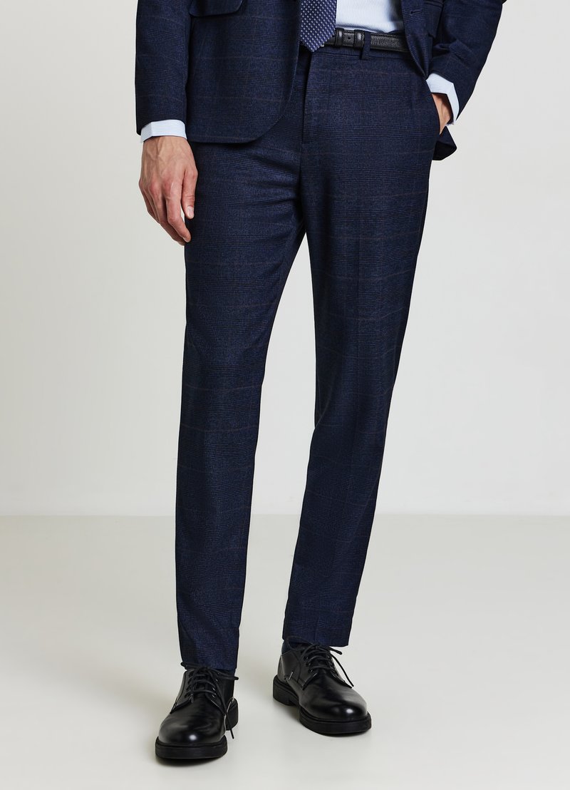 Marineblaue, maßgeschneiderte Hose mit einem dezenten Karomuster. Hergestellt aus strukturiertem Stoff, mit geradem Bein und einem Bund mit Gürtel.