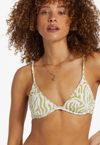 Driehoekig bikinibovenstuk in groen en witte zebra print, met dunne bandjes en een knoopdetail aan de voorkant. Materiaal lijkt textuur te hebben.