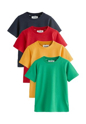 Vier schlichte T-Shirts mit kurzen Ärmeln und Rundhalsausschnitt, übereinander in Marineblau, Rot, Gelb und Grün geschichtet, jeweils mit einem sichtbaren Clarks-Etikett im Kragen.