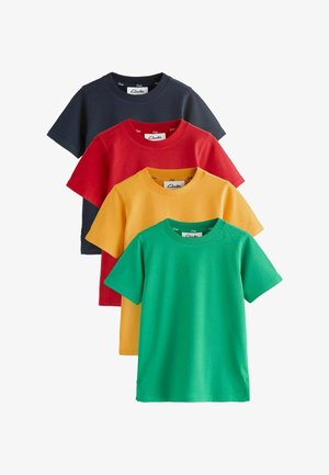 Fire ensfarvede T-shirts med korte ærmer og rund hals i lag af marineblå, rød, gul og grøn, hver med en synlig Clarks-mærkat inde i kraven.