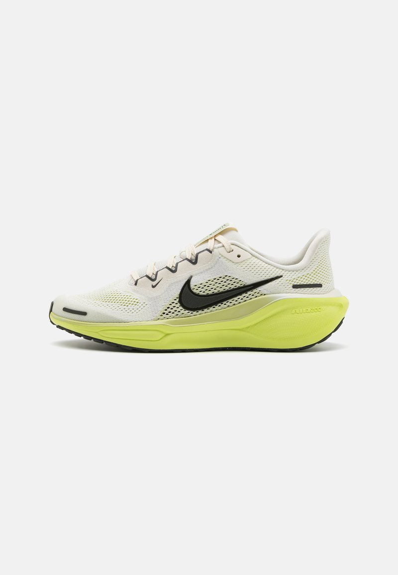Chaussure de course légère avec une tige en mesh blanc, logo swoosh noir et semelle intermédiaire vert néon. Présente un design élégant et des détails texturés.