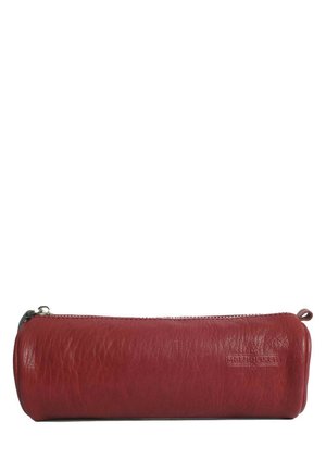 Astuccio a matita rosso in pelle con forma cilindrica, dotato di una superficie texture, chiusura con zip e logo del marchio impresso sul lato.
