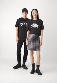 Tommy Jeans VARSITY TEE UNISEX - Camiseta estampada - black