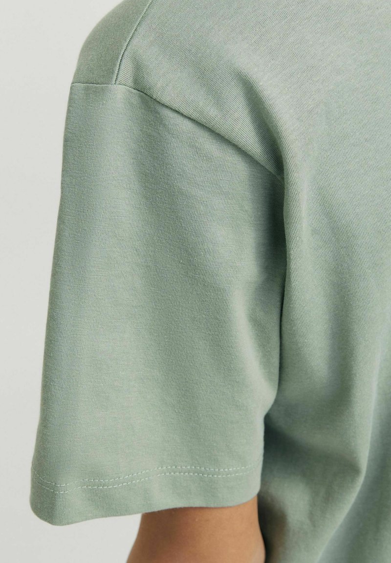 Jack & Jones Junior JJECALEB VARSITY TEE O NECK - Marškinėliai su spaudiniu - iceberg green