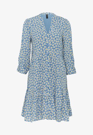 Vestido azul de manga larga con botones, estampado de margaritas blancas y amarillas, escote en V, cintura fruncida y falda con volantes.