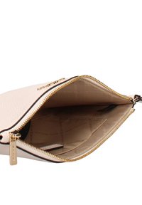 Pochette en cuir rose clair avec fermeture éclair dorée. Intérieur avec doublure en tissu beige et un marquage discret. Design compact et rectangulaire.