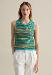 Top in maglia multicolore con bordo turchese, caratterizzato da un motivo a strisce in verde, arancione, viola e giallo.