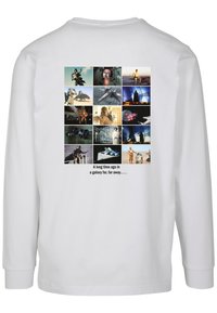 Hvid langærmet skjorte med et collage af billeder fra en sci-fi franchise på ryggen, med teksten: "For længe siden i en galakse langt, langt væk..."