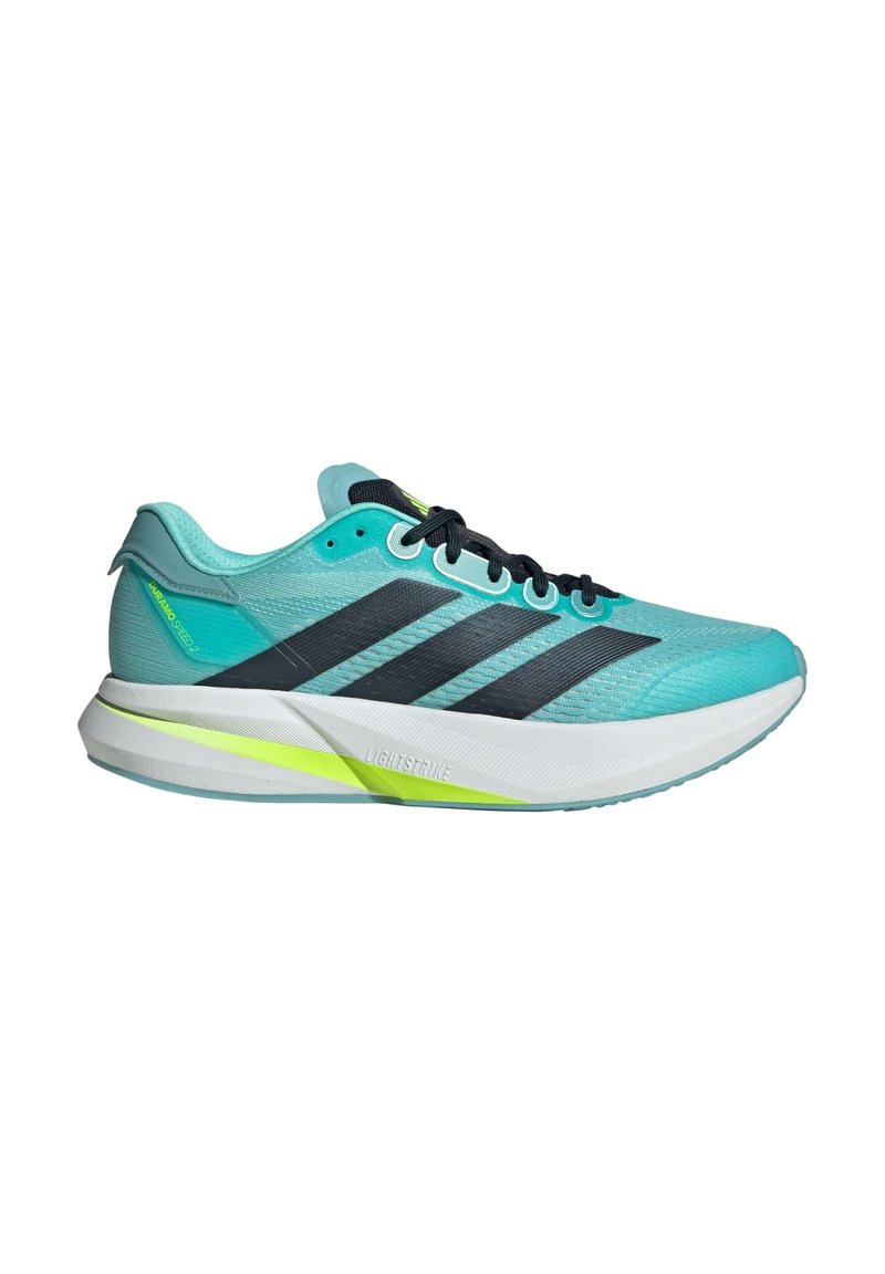 Chaussures de course aqua avec un dessus en mesh respirant, des rayures noires et un accent vert clair sur la semelle et le talon. Conçues pour la performance.