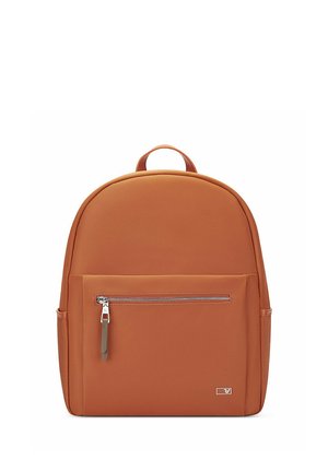 Zaino marrone con tasca frontale con cerniera, tiralampo in pelle, tasche laterali e piccolo logo rettangolare nell'angolo in basso a destra.