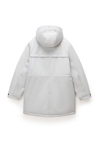 Abrigo aislante blanco con capucha, mangas largas y corte recto. Los detalles notables incluyen un diseño de costura cosida y puños abotonados.