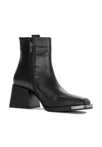 Czarne skórzane botki z kostki z bocznym zamkiem błyskawicznym, na kwadratowym obcasie blokowym, z metalowym czubkiem, prezentowane na białym tle.