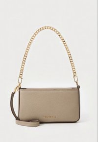 Mala tiracolo de couro bege com alça de corrente dourada, formato retangular e nome da marca em relevo na frente. Superfície texturizada com acabamento suave.