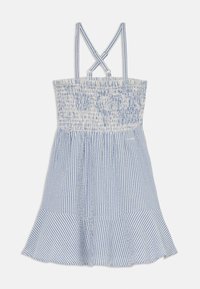 Juostuota suknelė su smulkiu audiniu, reguliuojamomis petnešomis, įstrižainės dizaino ir platėjančiu kraštu, mėlynos ir baltos spalvų.