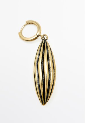Pendente in metallo dorato a forma di foglia allungata con scanalature verticali, attaccato a un anello metallico circolare.