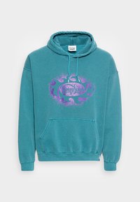 Tyrkysová mikina s kapucí na zavazování a klokaní kapsou, ve středu s fialovým grafickým motivem obsahujícím zdobené, točité prvky.