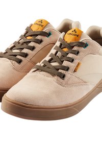 Beżowe zamszowe sneakersy z gumową podeszwą, brązowymi sznurowadłami, niebieskimi akcentami i pomarańczową metką logo na języku. Charakteryzują się gładkim, teksturowanym wzorem.