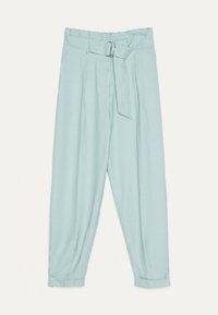 Světlé modré kostkované kalhoty z měkkého materiálu, s páskem na zavazování v pase a zúženými manžetami u kotníků.