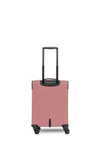 Valigia in morbido tessuto rosa, dotata di manico telescopico nero, quattro ruote nere e un'apertura superiore curvata per un facile accesso.