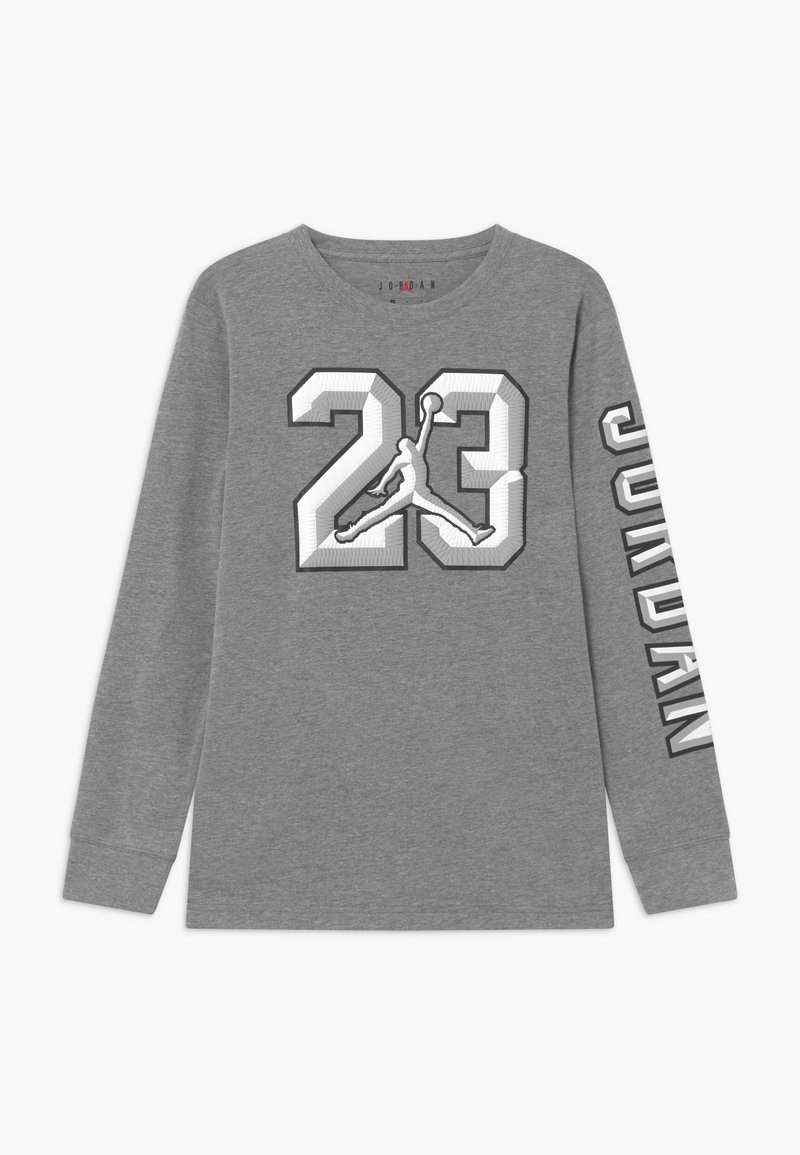 Graues Langarmshirt mit großen schwarz-weißen "23"-Druck und Jumpman-Logo auf der Vorderseite; "JORDAN"-Schriftzug in Fettdruck am Ärmel.