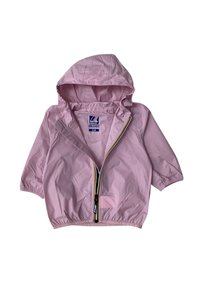 Giacca rosa impermeabile con cappuccio, maniche corte, polsini elasticizzati e una cerniera frontale con dettagli gialli e neri.