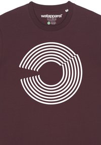 Bordeaux katoenen t-shirt met een wit ontwerp van concentrische cirkels met een onderbreking in het patroon, ronde hals en korte mouwen.